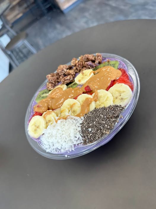 The Brews & Blends Açaí Bowl – Hydration, Electrolytes & Protein in One Bowl