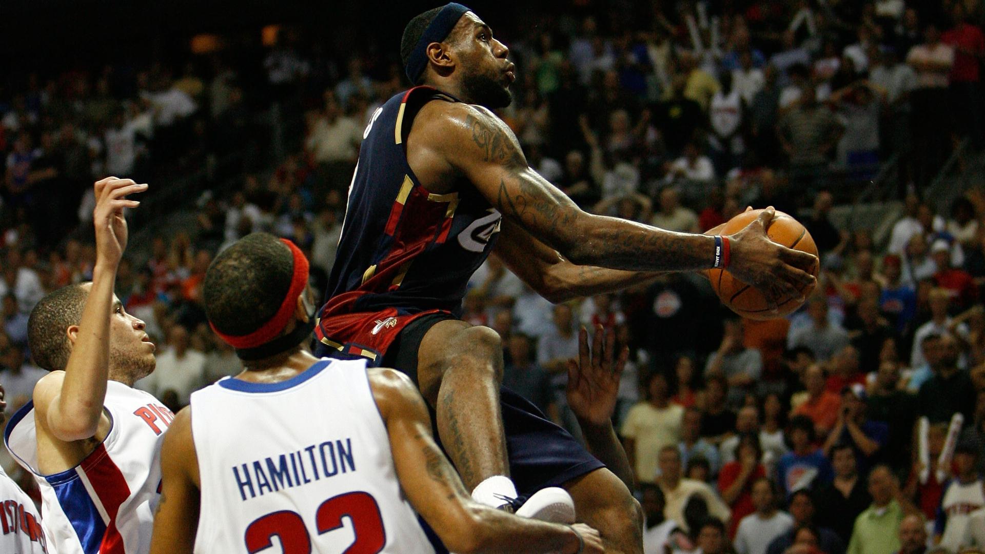 Thrillers? LeBron Drops 24 of 25 Straight Against Pistons